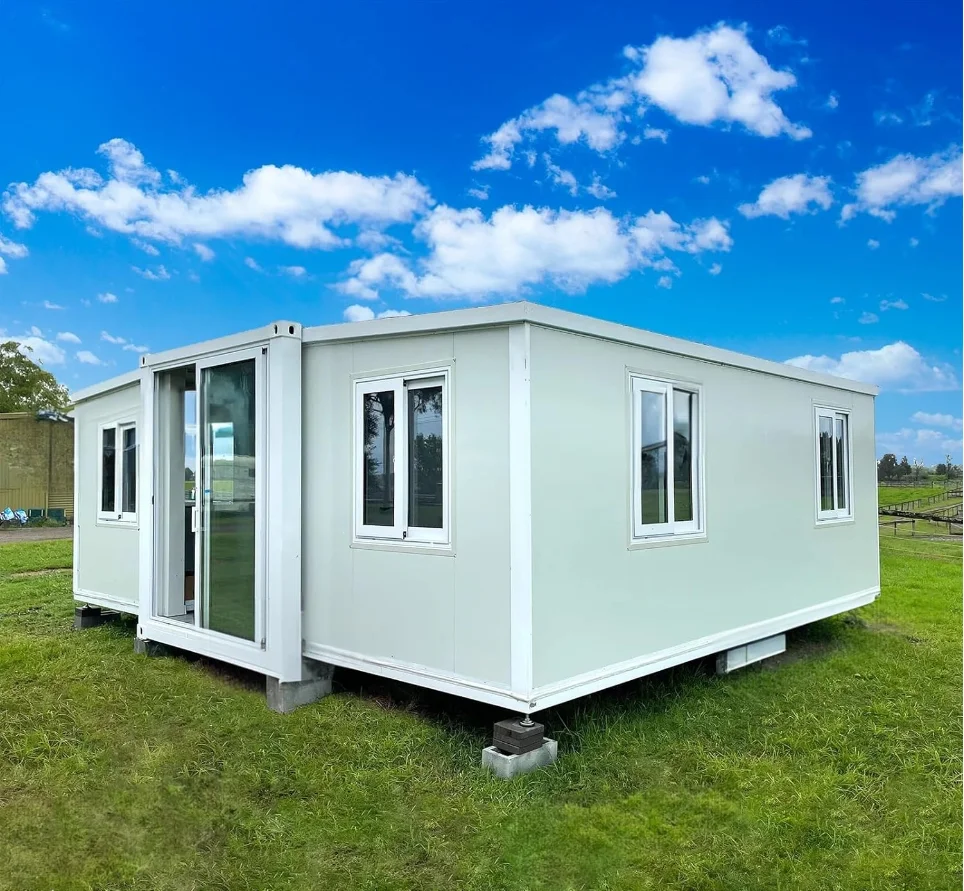 Tiny Prefabricated Expandable House 20ft 40ft Container Home with Heating Bathroom and Modular Furniture for All Seasons